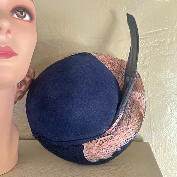 EXQUISITE 1940\'s NAVY FELT HAT WITH PINK/BROWN FEATHERS, VEILING  & FEATHER WING main image 9